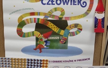 Plakat kampanii oraz książki, naklejki i karta małego czytelnika