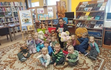 Zdjęcie grupowe przedszkolak&oacute;w w bibliotece.