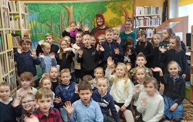 Zdjęcie grupowe dzieci, nauczycieli i opiekun&oacute;w z aktorami teatru.