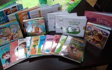 Nowe bajki ułożone na stole w bibliotece w Pinczynie. 