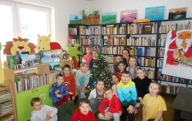 Zdjęcie grupowe dzieci i naucycielki przy choince.