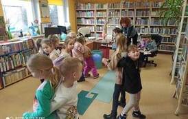 Dzieci tańczą dobrane w pary plecami do siebie i ze złączonymi rękoma