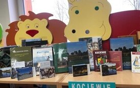 Na szafce widać książki regionalne z widocznymi tytułami. Na szafce napis: Kociewie. 