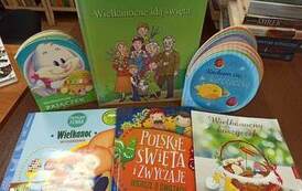 Na stole leżą wyłożone świąteczne bajki z widocznymi tytułami.