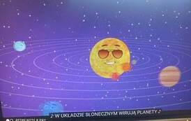 Widoczny obraz na monitorze komputera jak wok&oacute;ł słońca wirują planety.