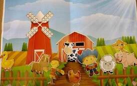 Plakat przedstawiający farmę z doklejonym farmerem i zwierzątkami .