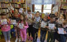 Zdjęcie grupowe dzieci trzymających swoje kolorowanki.