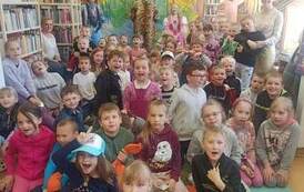 Zdjęcie grupowe dzieci, nauczycieli i aktor&oacute;w.