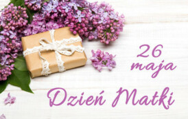 Grafika: leżący fioletowy bez i zapakowana w papier z białą wstążką książka i fioletowy napis 26 maja Dzień Matki