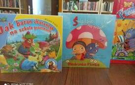 Na stole postawione są pionowo trzy książeczki z bajkami dla dzieci.
