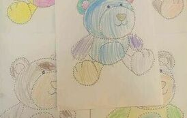 Pokolorowane przez dzieci misie kropkowane.