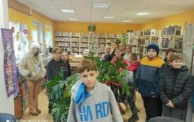 Dzieci ubierają kurtki i szykują się do wyjścia.