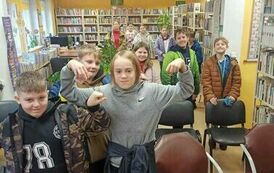 Dzieci stoją przy krzesłach i szykują się do wyjścia.