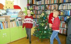 Dzieci stroją choinkę.