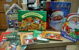 Na biurku wystawione książeczki o Świętach i Świętym Mikołaju