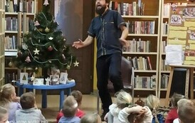 Szymon pokazuje dzieciom jakieś dziwne gesty.