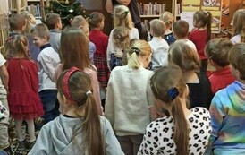 Szymon G&oacute;ralczyk pokazuje coś dzieciom rękoma,a dzieci to naśladują.