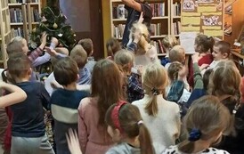 Szymon G&oacute;ralczyk pokazuje coś dzieciom rękoma,a dzieci to naśladują.