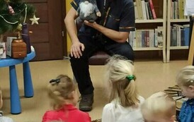 Szymon G&oacute;ralczyk pokazuje dzieciom elfa i coś do nich m&oacute;wi.