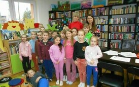 Dzieci stoją przy choince wraz ze swoją Panią i z bibliotekarką.