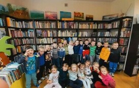 Zdjęcie grupowe wszystkich dzieci przybyłych do biblioteki.