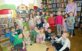 Zdjęcie grupowe dzieci z bibliotekarką i Panią wychowawczynią.