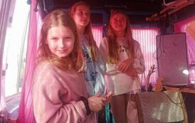 W busie nagraniowym widac trzy dziewczyny o blond włosach, kt&oacute;re słuchają Iwony.