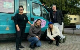 Przy busie stoją dwie bibliotekarki  z Iwoną Skwarek i Piotrem Martinem.