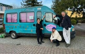 Przy busie nagraniowym stoi Kierowniczka biblioteki, Piotr Martin i Iwona Skwarek.