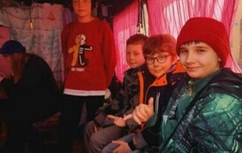 W busie obok Iwony jest czterech chłopc&oacute;w, trzech siedzi, a jeden stoi ze słuchawkami na uszach.i