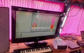 W busie widać duży monitor pokazujący ścieżkę dzwiękową, klawisze i głośniki.