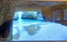 Zdjęcie dużego tunelu z wodą