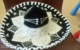 Czarny ozdobiony kapelusz z podr&oacute;ży autora.