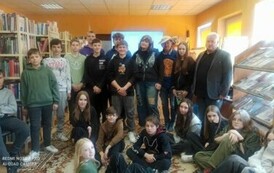 Zdjęcie grupowe autora z młodzieżą i ich wychowawcą.