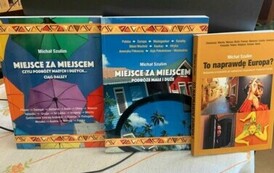 Na stoliku leżą trzy książki Michała Szulima.