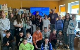 Zdjęcie grupowe młodzieży z Michałem Szulimem