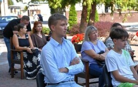 Wśr&oacute;d siedzącej publiczności siedzi Radny Powiatu, dyrektor GOK i bibliotekarki.
