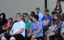 Młodzież siedzi na krzesłach i słucha Czytających "Kordiana"