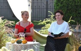 Przy stoliku siedzą dwie Panie Radne Gminy z tekstami "Kordiana" i mikrofonami w rękach. Uśmiechają się.