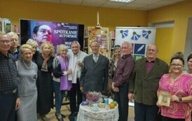 Zdjęcie grupowe autora z czytelnikami i pracownikami biblioteki.