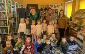 Zdjęcie grupowe dzieci z przebranymi aktorami, wilkiem i wychowawcą klasy.