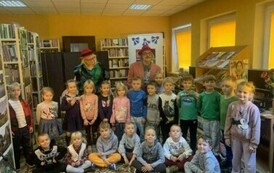 Zdjęcie grupowe dzieci z przebranymi aktorami.