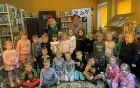 Zdjęcie grupowe dzieci z przebranymi aktorami.