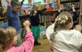 Dzieci stoją w rozsypce i poruszają się tak jak Pani im pokazuje.