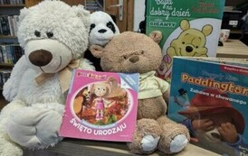 Na biurku siedzą misie i postawione są książeczki o misiach.