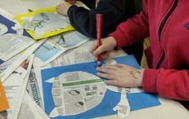 Dzieci kredkami dekorują przyklejone do kartki misie.