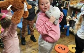 Dzieci stoją trzymając misie i ćwiczą "misiową" gimnastykę