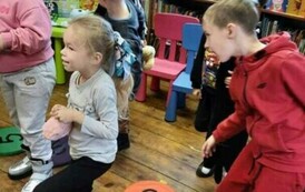 Dzieci ćwiczą "misiową" gimnastykę.