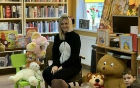 Pani przebrana za misia siedzi otoczona pluszowymi misiami. Widać głowy kilku dzieci.