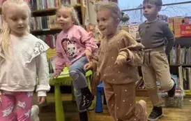 Dzieci stoją na jednej nodze ćwicząc misiową gimnastykę.